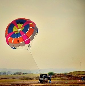 desert-jeep-parachute