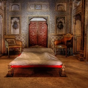 Bed-in-Palace