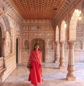 Lady-in-walking-pose