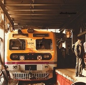 train-with-yellow-color