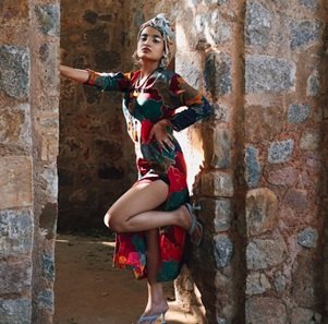 MODEL-AT-QUTUB-MINAR