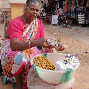 lady-selling-fresh-fishes