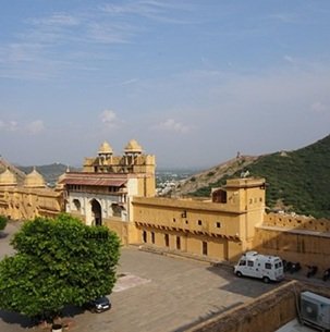 fort-entrance-sky-tree-Jaipur